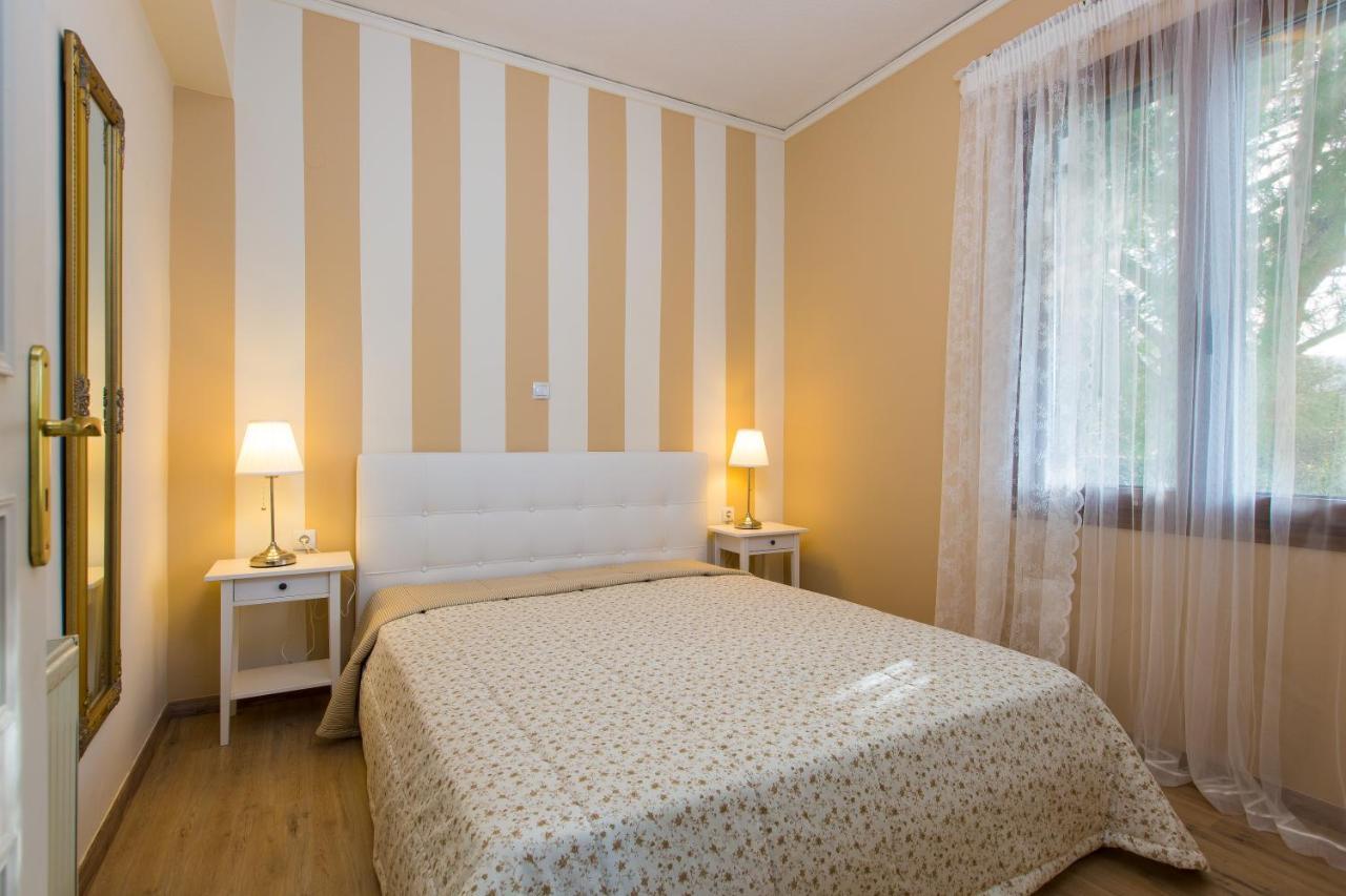 Beachfront Family Villa Katerina With Private Pool, Playground, Bbq & Amazing Sea Views! Petres  Eksteriør billede