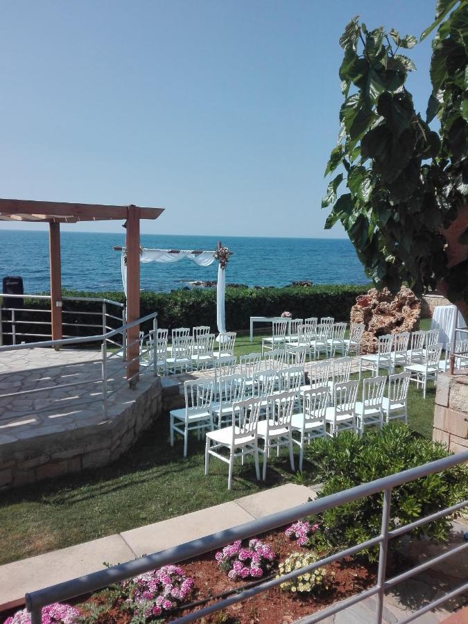 Beachfront Family Villa Katerina With Private Pool, Playground, Bbq & Amazing Sea Views! Petres  Eksteriør billede