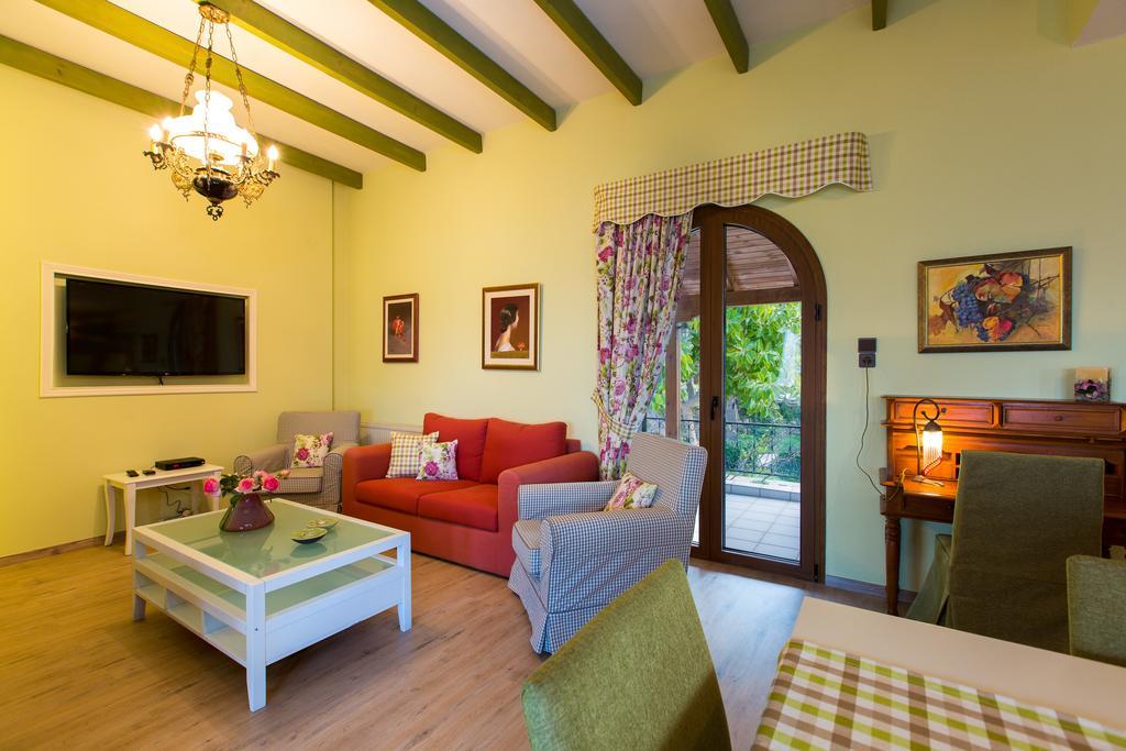 Beachfront Family Villa Katerina With Private Pool, Playground, Bbq & Amazing Sea Views! Petres  Eksteriør billede