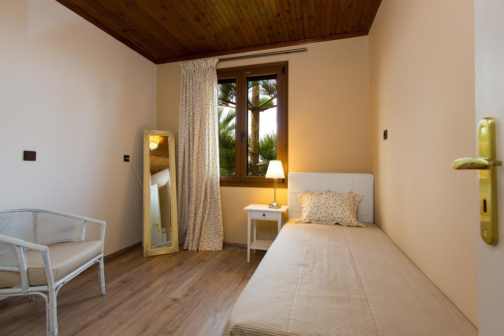 Beachfront Family Villa Katerina With Private Pool, Playground, Bbq & Amazing Sea Views! Petres  Eksteriør billede